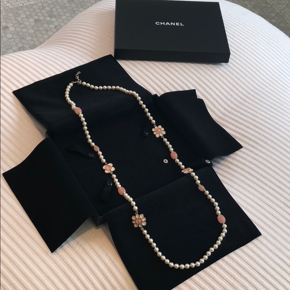 Chanel necklace with pink flowers and pearls